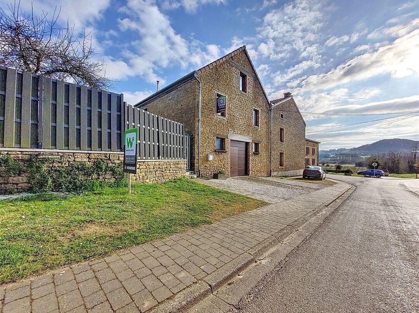 W Immobilière vous propose, dans le village pittoresque de Torgny, une maison d&#039;habitation trois façades avec garage et jardin. Le bien se compose com