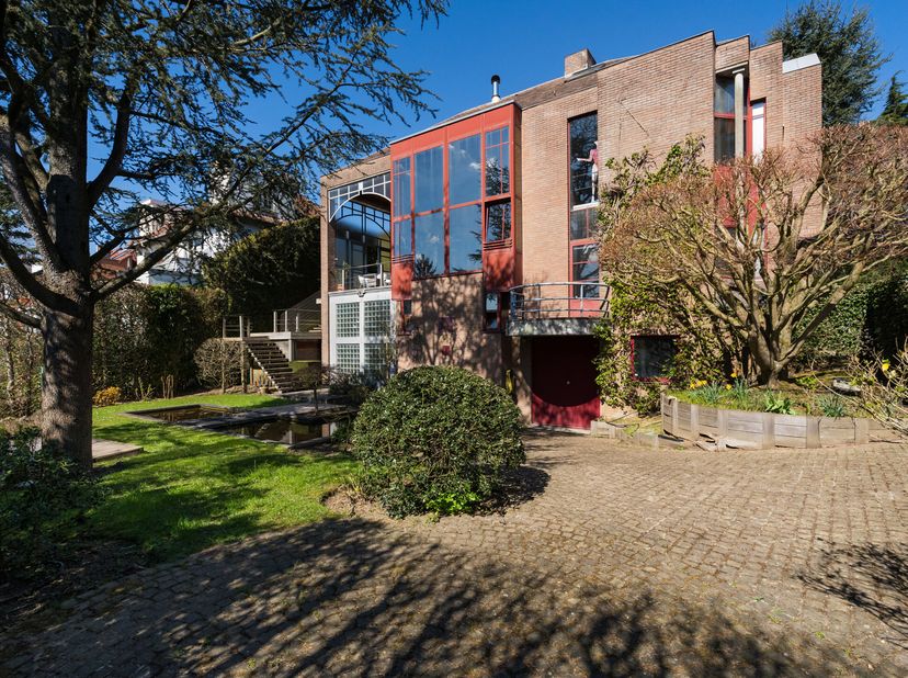 AUDERGHEM, met een adembenemend uitzicht op het Rood-Kloosterpark, prachtige modernistische VILLA (4 slpk / 2 badk / bureau) van ca. 400m² bewoonbare