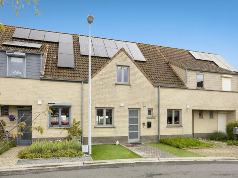 Maison moderne et prête à emménager dans un quartier calme du village de Westende. Construit en 2010. Situé à seulement 1 km de la mer et à proximité
