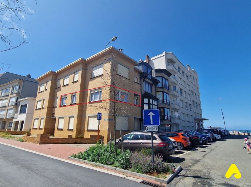 Hoekappartement met zijdelings zeezicht op slechts 100 meter van het strand in De Panne.&lt;br /&gt;
&lt;br /&gt;
Dit lichtrijke appartement op de eerste verdiepi
