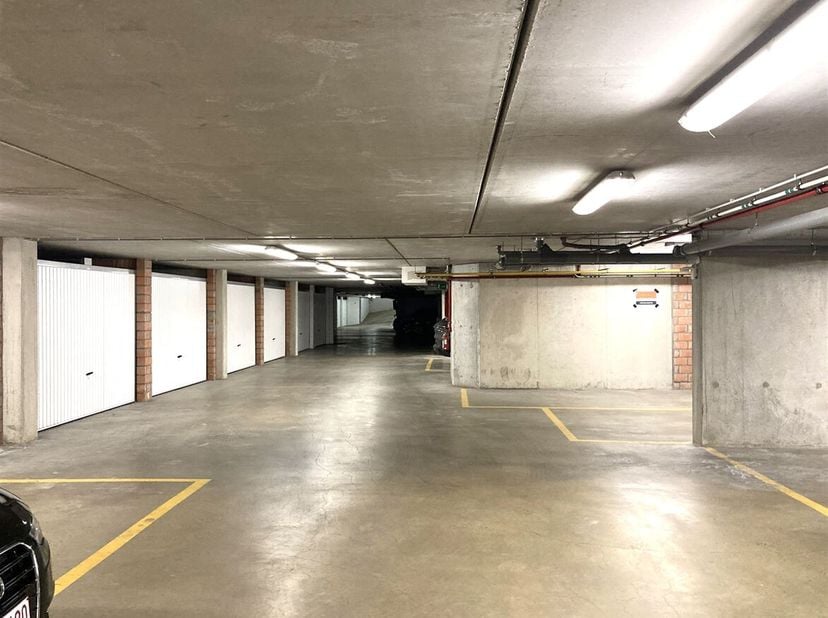 Gunstig gelegen ondergrondse  autostaanplaats&lt;br /&gt;
De autostaanplaats is gemakkelijk te bereiken via een brede automatische poort waarlangs u binnenr