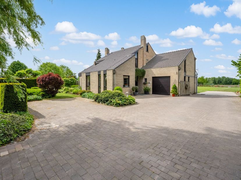 Op de verbindingsweg tussen Zaffelare en Lochristi, vinden we deze kloeke woning met vergezicht over de achterliggende velden.&lt;br /&gt;
De woning is tot