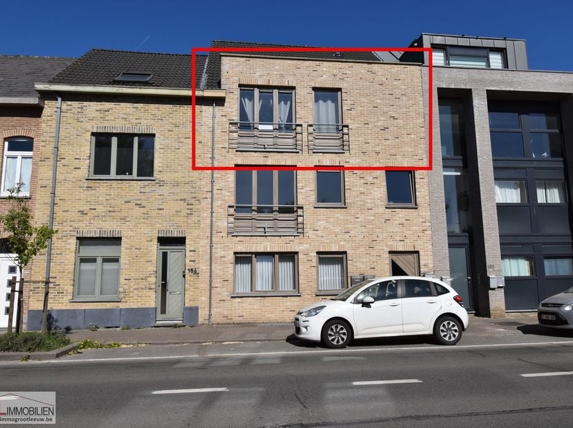 Immo Groot Leeuw stelt u dit ruime 2-slaapkamer duplex appartement voor, gelegen in Sint-Pieters-Leeuw.&lt;br /&gt;
Dit appartement is ideaal gelegen in een