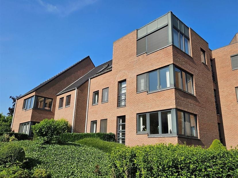 Ruim appartement te koop in Genk  vlak bij het centrum!&lt;br /&gt;
Ontdek dit lichtrijke en ruime appartement van 144 m² met 3 slapkamers, gelegen op de ee