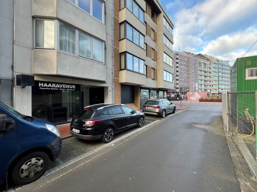 De winkelruimte is gelegen op een toplocatie in Knokke-Heist nabij het Lichttorenplein en de Dumortierlaan!&lt;br /&gt;
Het pand beschikt over een ruime gel
