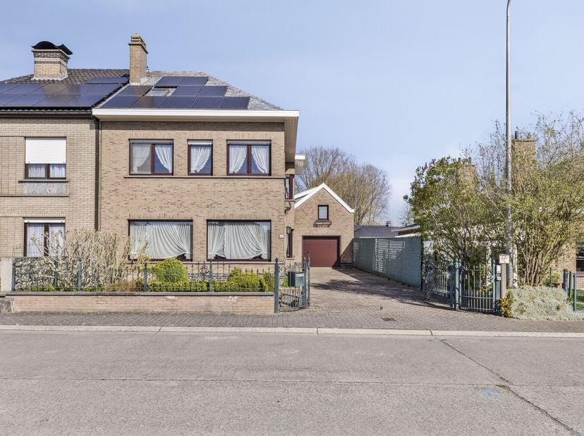 In de Beeklaan in Herzele vinden we deze goed onderhouden, halfopen woning met garage. Deze eigendom bevindt zich op een perceel van 378 m² en geniet