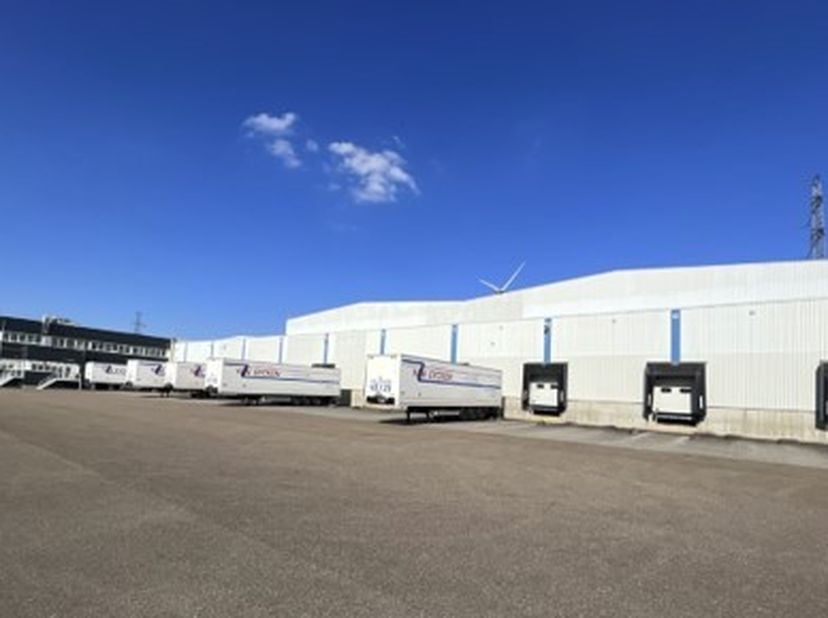 UNIT 2 van 12.205m² opslagruimte/productie (met optioneel) 1.166m² kantoren gelegen op een totale site van 76.048m²  in de industriezone Genk-Zuid gen