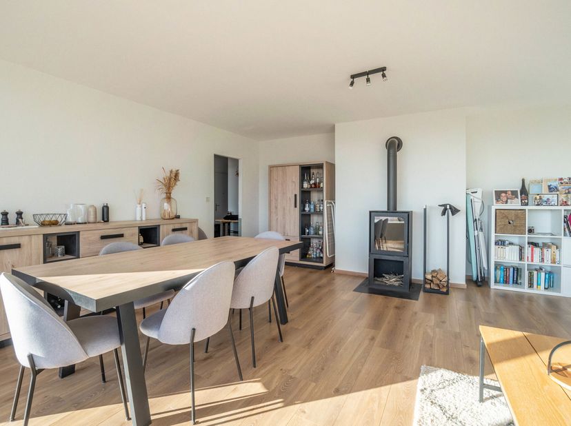 *** OPTION - DANS L&#039;ATTENTE DE LA SIGNATURE DU BAIL ***Appartement au 6ème étage d&#039;un immeuble AVEC ascenseur. Situé non loin du golf et du zoning de