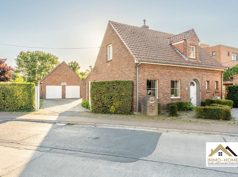 Deze charmante woning ontvangt je in een ruime inkomhal, met toegang tot een gastentoilet en met ruimte voor een vestiaire. Zo kom je verder tot in de
