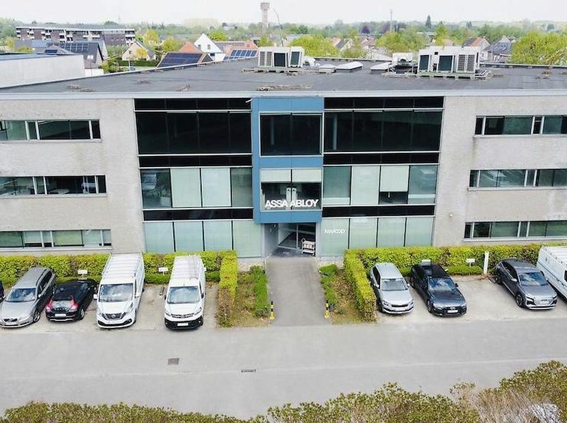 Volledig verhuurd kantoorgebouw (bj 2002) bestaande uit 3575m² kantoren met 105m² kelderarchief en 80 bovengrondse en 30 ondergrondse parkeerplaatsen