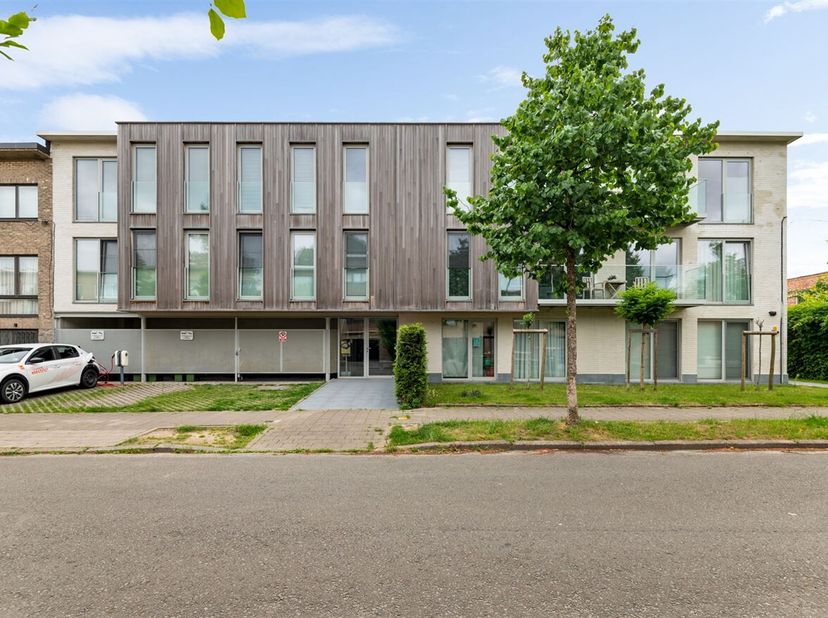 Mooi recent Appartement uit 2020 (72m²) met 1 slaapkamer, dressing en ruim zuider-terras (12m²), op toplocatie te Edegem!&lt;br /&gt;
Ligging: Gelegen op to