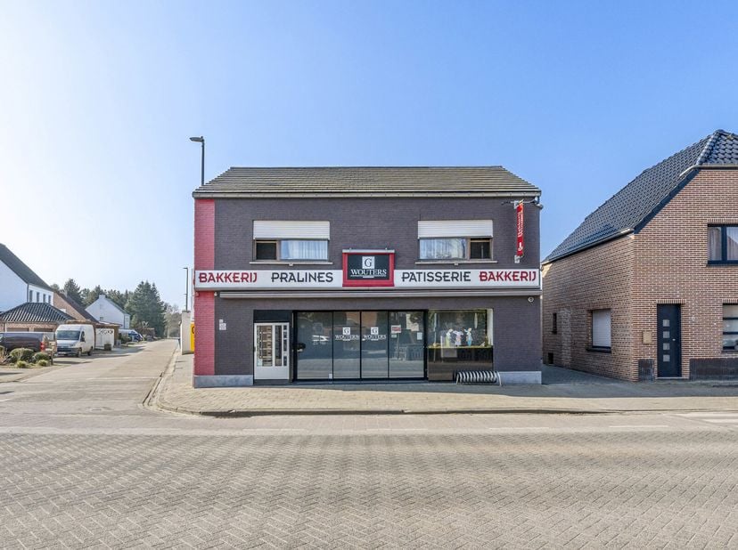 Ligging: In het centrum van Heultje, op de verbindingsweg. Dit zorgt voor veel passage, ideaal voor uw zaak!&lt;br /&gt;
Omschrijving: Het pand werd gebouwd