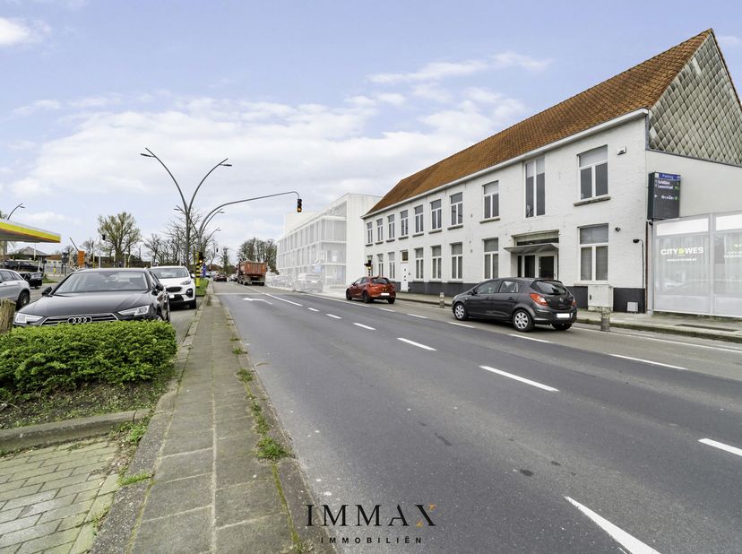 Dit prachtig historische pand &#039;Hof van Versailles&#039; werd omgebouwd tot een modern kantoorgebouw&lt;br /&gt;
(1000m² bruto - 811 m² netto) met hoogstaande, kw