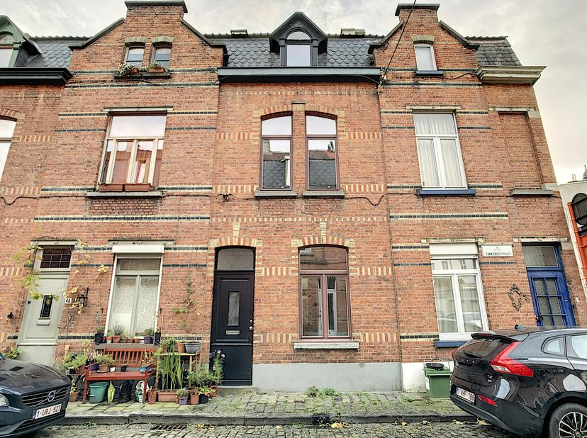 Ce quartier (cité de Hemptinne) est situé près du Muinpark (entre Zuidpark et Kinepolis) à Gand, Takkebosstraat 4, rue latérale de la Hertstraat. Donc