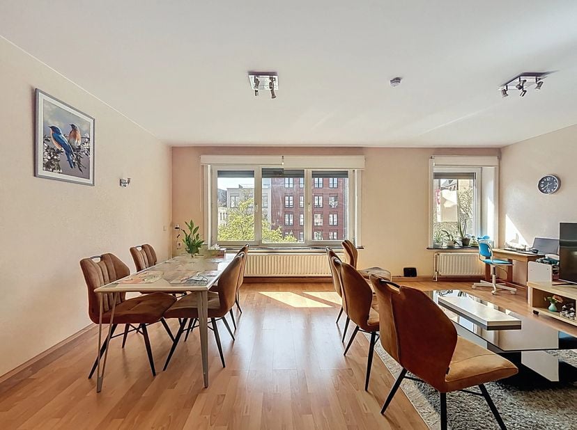 Instapklaar 2-slaapkamerappartement te huur gelegen op een centrale ligging in het stadscentrum van Kortrijk. &lt;br /&gt;
Indeling:&lt;br /&gt;
2°V.: &lt;br /&gt;
- in