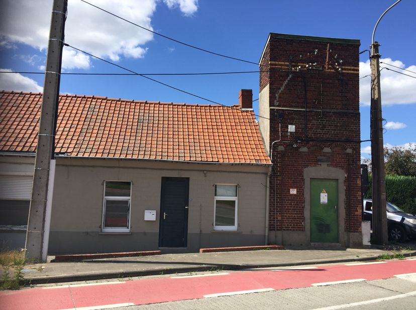 MAISON DE DÉMARRAGE PRÊTE À EMMÉNAGER / IMMEUBLE DE RAPPORT. &lt;br /&gt;
Agencement : tout au rez-de-chaussée : séjour avec cuisine ouverte, chambre, salle