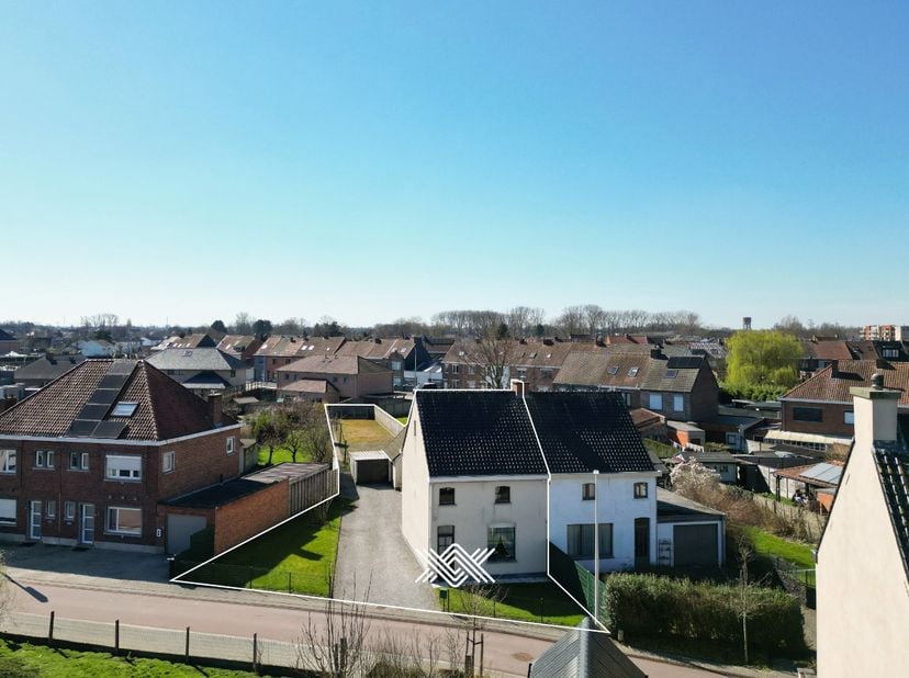 Deze te renoveren halfopen woning heeft een uitstekende ligging in een rustige eenrichtingsstraat, wat zorgt voor een aangename woonomgeving. Het cent