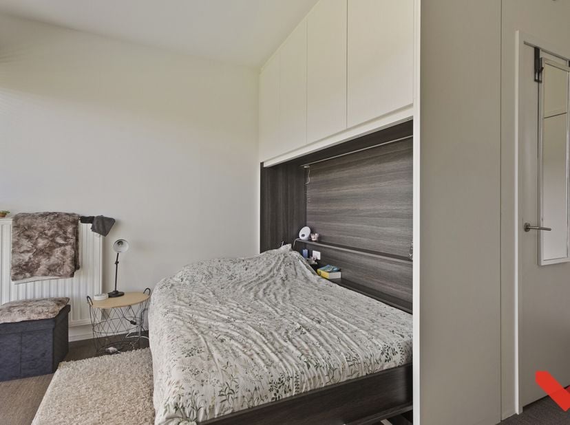 De kamer beschikt over een eigen badkamer, wat zorgt voor privacy en gemak. Grote ramen laten volop natuurlijk licht binnen en bieden een mooi uitzich
