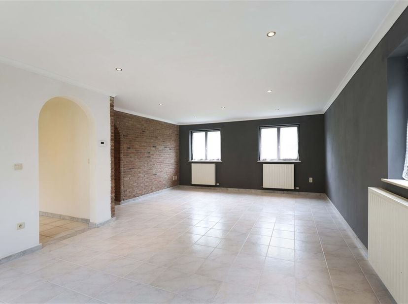 Verrassend ruime gezinswoning met 4 slaapkamers op een prachtig perceel van 16a24ca&lt;br /&gt;
Omgeving:&lt;br /&gt;
+ Centrale ligging met vlotte verbinding naa