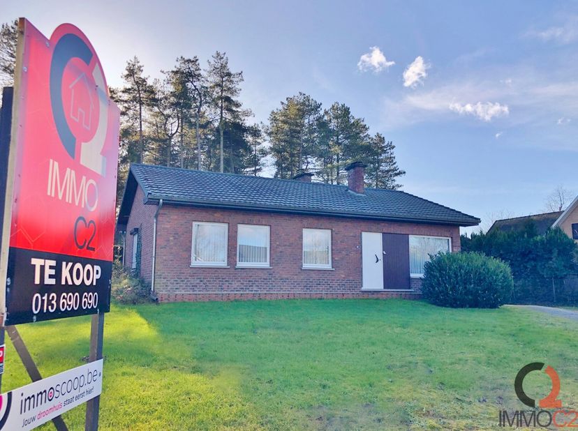 Voor meer info, 360° en foto&#039;s, surf naar www.immo-c2.be&lt;br /&gt;
Nabij het centrum gelegen laagbouwwoning (OB) op een mooi perceel van 13A en 55CA.&lt;br /