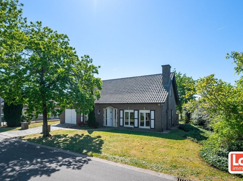 Deze ruime en degelijke villa heeft een heel mooi open zicht achteraan en bevat op het gelijkvloers een inkomhal met gastentoilet, een bureau (of slaa