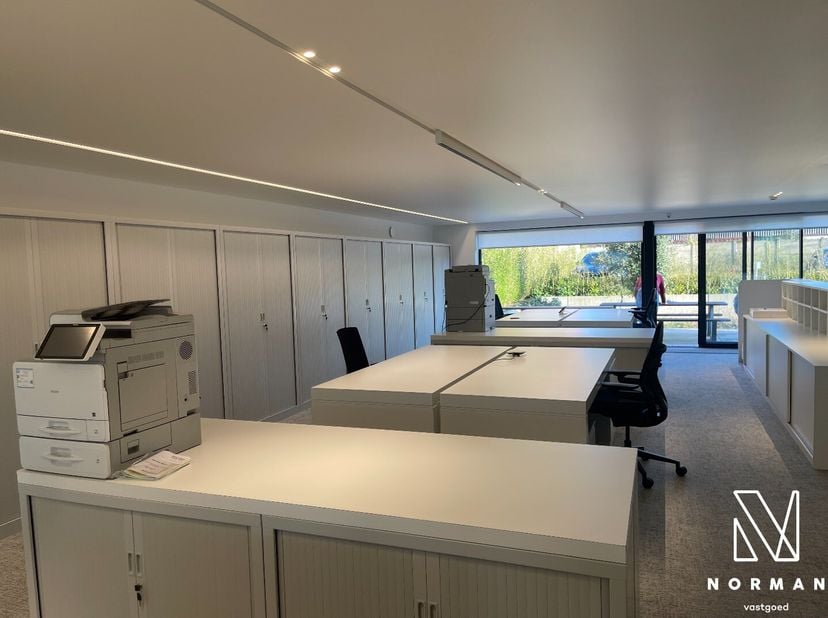 Bent u op zoek naar een instapklaar en hoogwaardig afgewerkt kantoor? Deze moderne kantoorruimte van ± 233 m² biedt alles wat u nodig heeft voor een e