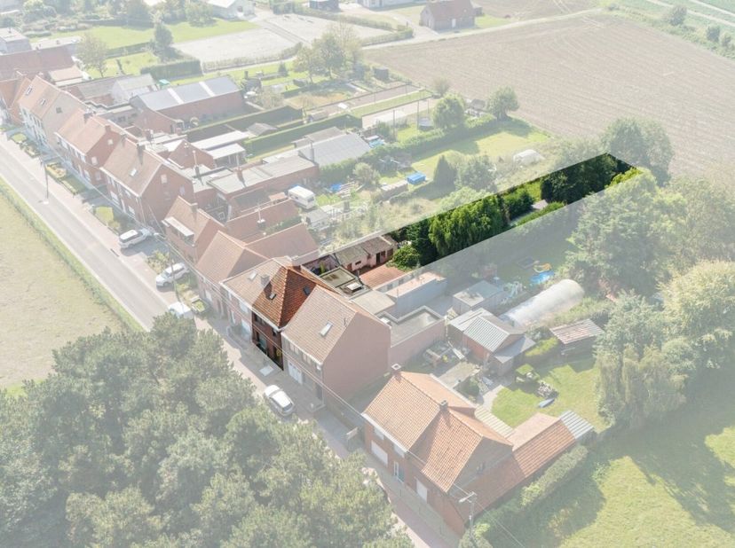 Deze te renoveren woning beschikt over veel potentieel dankzij o.a. de rustige ligging, de parkeergelegenheid voor de woning, en het ruime zuid gerich