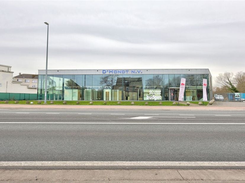 Ce rez-de-chaussée commercial à haut rendement énergétique est situé dans un excellent emplacement sur une route de liaison entre Dendermonde et Zele.