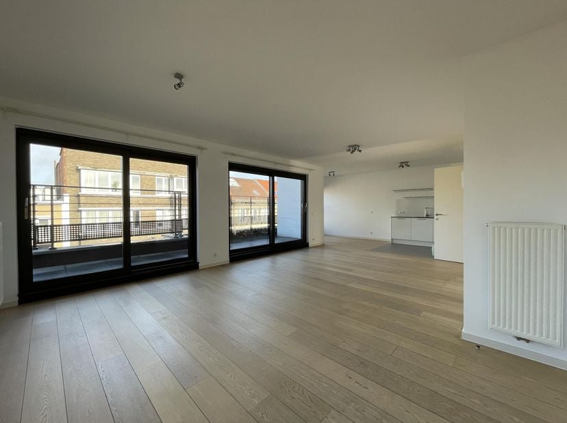 ETTERBEEK, idéalement situé à proximité de la gare d&#039;Etterbeek et dans le quartier la Chasse, dans une rue calme et agréable, lumineux APPARTEMENT/PEN