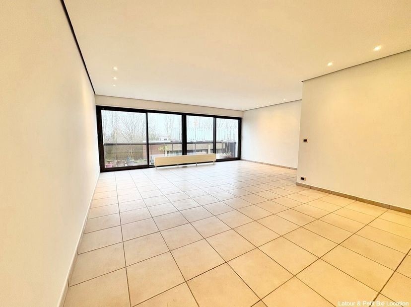 WOLUWE-SAINT-LAMBERT, ideaal gelegen in de nabijheid van het Woluwe Shopping Center, in een groene, rustige en aangename wijk, licht APPARTEMENT (2Sla