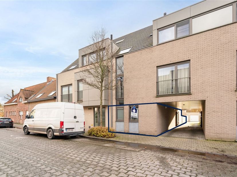Welkom in deze prachtige gelijkvloerse woning in Stasegem, perfect voor wie op zoek is naar comfort en stijl. Dit 1-slaapkamer appartement, met een be
