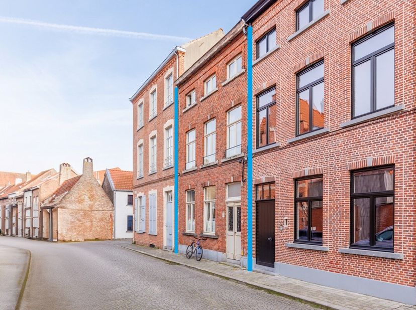 BRUGGE - STARTPRIJS  OPTIMALE INVESTERINGSFORMULE : 4 studentenstudios, VOLLEDIG VERGUND, MOOI HUURRENDEMENT, SUPER CENTRAAL gelegen in het Brugs stad