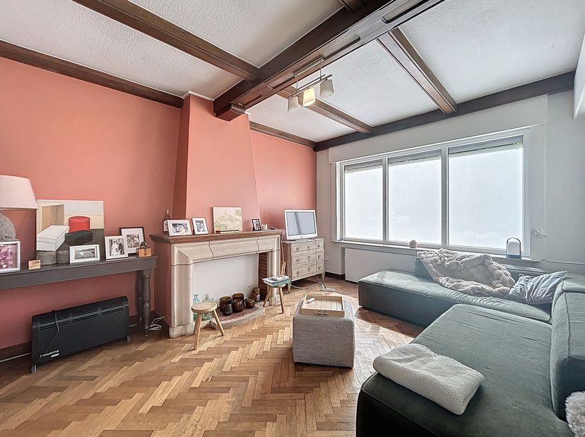 De statige woning bevindt zich in één van Kortrijks mooiste lanen.&lt;br /&gt;
INDELING:&lt;br /&gt;
GELIJKVLOERS: &lt;br /&gt;
- Inkomhal (10m²) &lt;br /&gt;
- leefruimte (3