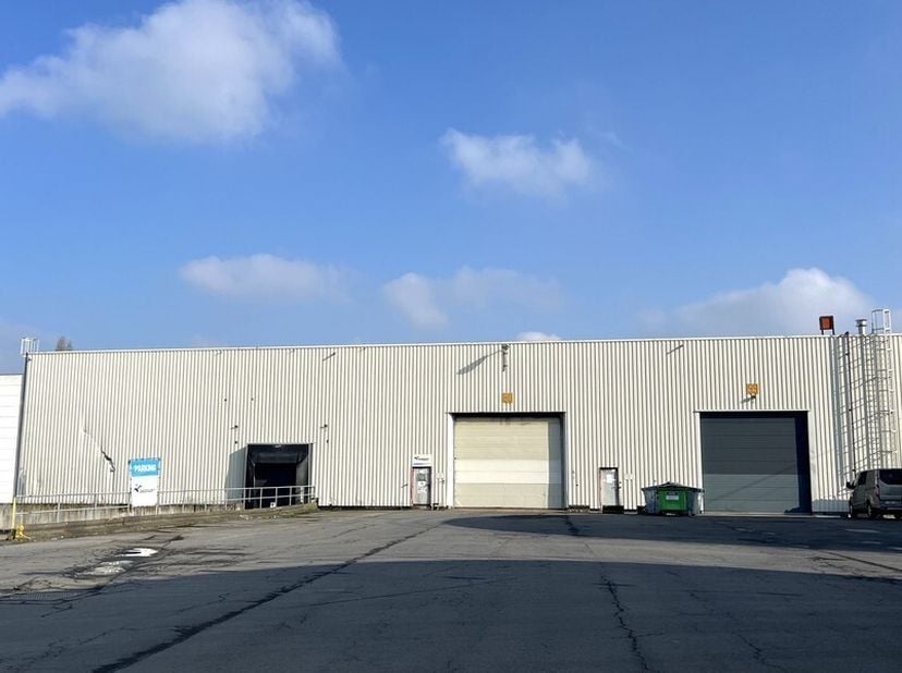 3664m² d&#039;entrepôt&lt;br /&gt;
Emplacement : dans le parc d&#039;activités Alinso Business Park Zwijnaarde, près de l&#039;échangeur E40xE17&lt;br /&gt;
Spécifications : str