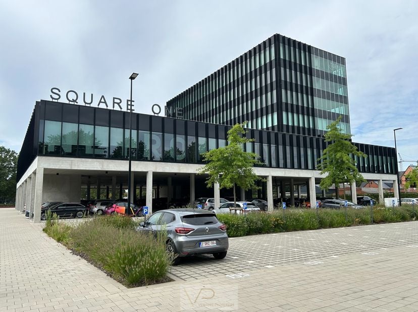 Le complexe Square One sera votre nouveau point de chute. Grâce à sa connexion facile avec les autoroutes E-313 et E-34, vous serez toujours disponibl