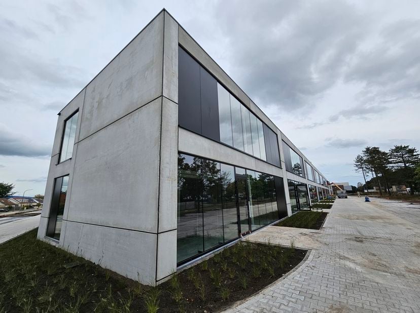 BEDRIJFSPAND MET SHOWROOM ( 1ste lijn )&lt;br /&gt;
&lt;br /&gt;
316 M² + 78 M² KANTOOR ( casco ) &lt;br /&gt;
OP VERDIEPING 1&lt;br /&gt;
&lt;br /&gt;
Deze nieuwe KMO-ontwikkeling