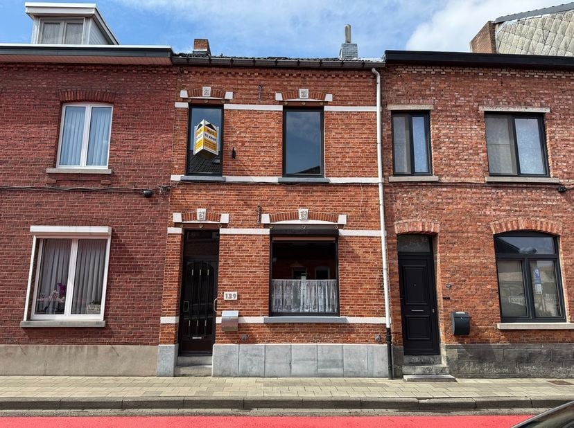 Goed gelegen rijwoning, op wandelafstand van de stad en het station.  E313 vlot bereikbaar.  3 slaapkamers, tuin, elektriciteit conform, nieuwe cv-ket