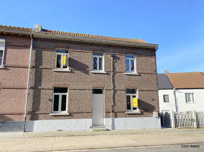 In de Stationsstraat 8 te Zoutleeuw bevindt zich deze charmante en recent gerenoveerde hoekwoning, ideaal voor wie comfortabel en centraal wil wonen.