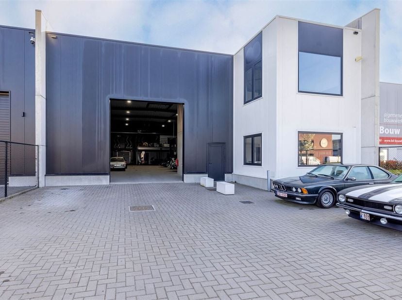 Bien professionnel à vendre
                    à 2460 Tielen