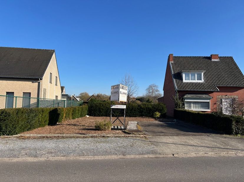 Mooie bouwgrond van maar liefst bijna 14are voor het bouwen van een halfopen bebouwing in een rustige, groene straat in Munsterbilzen! Deze bouwgrond