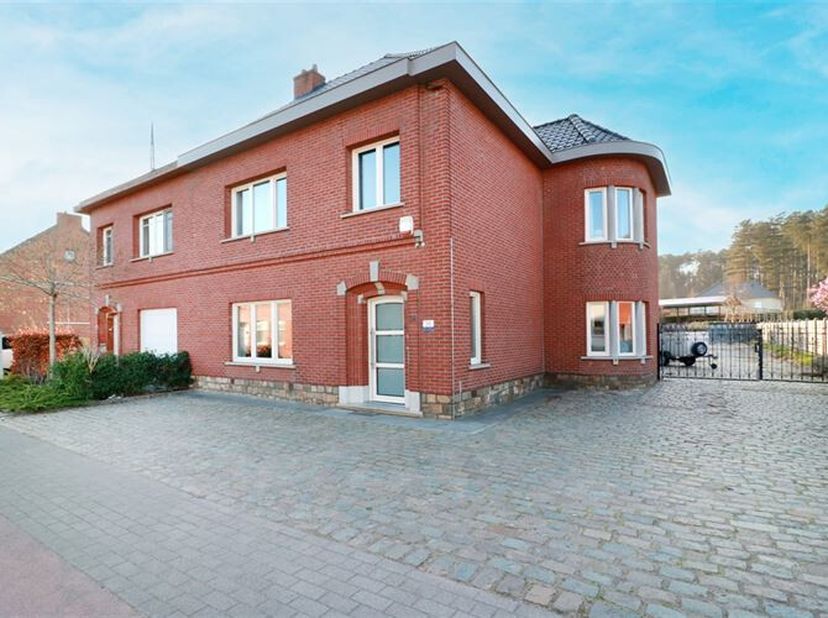 Deze ruime en energiezuinige woning in Averbode is volledig instapklaar en ideaal gelegen op een perceel van 5a68. Dankzij de centrale ligging, op sle