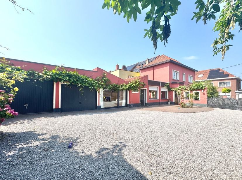 Op een locatie met goede verbindingen en dichtbij het centrum en alles wat men nodig heeft, ligt deze degelijk gebouwde, halfopen woning met tuin/terr