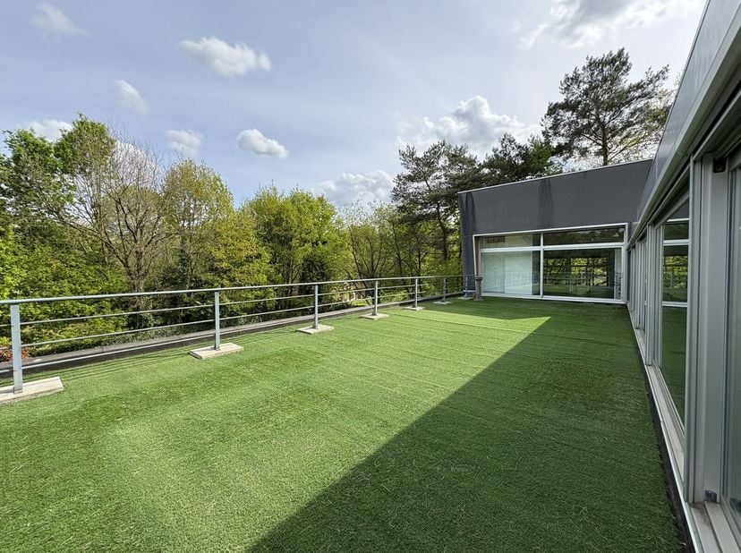 Unieke loft met praktijkmogelijkheden op de grens van Tremelo en Keerbergen. Dit pand combineert een royale bewoonbare oppervlakte van 630 m² met een
