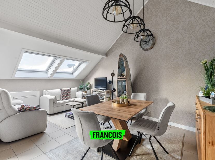 Situé au deuxième étage d&#039;une petite résidence, cet appartement meublé lumineux offre un espace de vie confortable d&#039;une superficie de 49 mètres carré