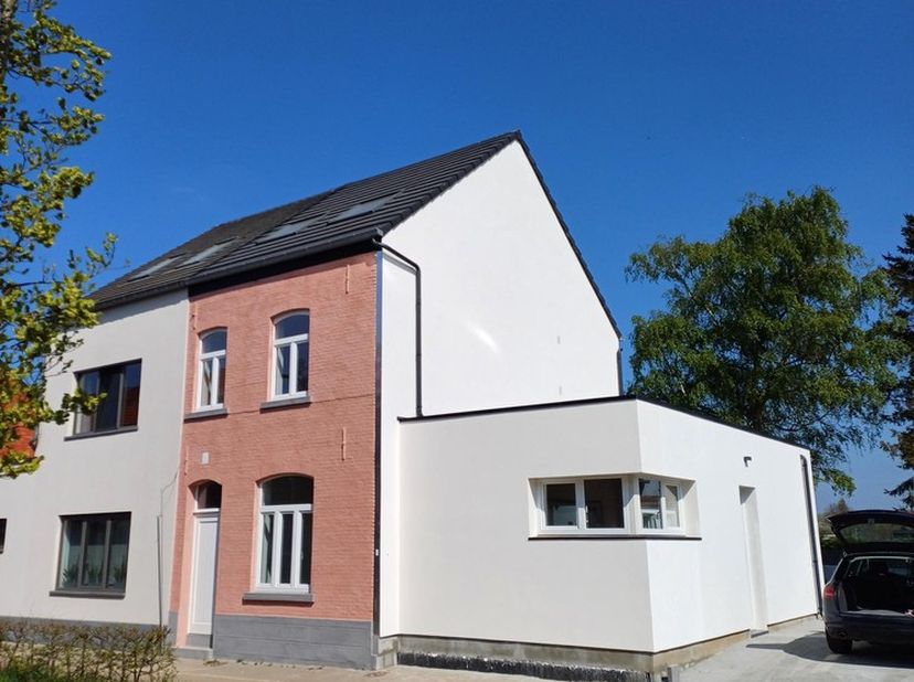 Toaal vernieuwde en deels nieuwbouw woning type HOB op mooi perceel .&lt;br /&gt;
De woning is bestaande uit: Ruime inkomhal geschikt voor thuiskantoor, apa