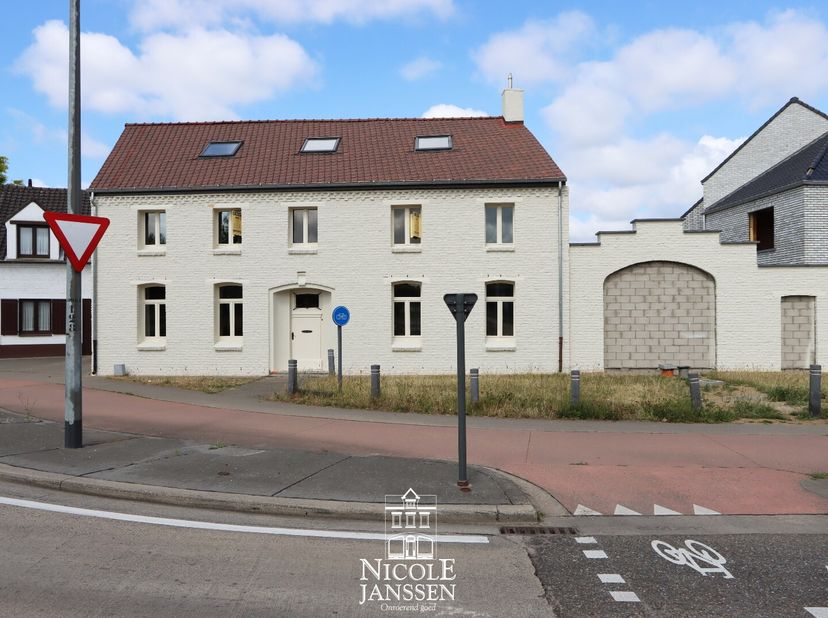 Deze gezinswoning ruim en praktisch ingedeeld. Zo heeft de woning vier slaapkamers, een praktijkruimte en kelder. Het huis werd voorheen gebruikt als