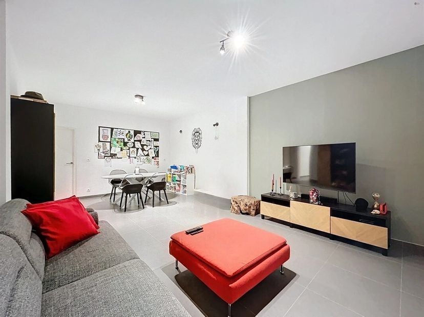 Recent gerenoveerd 2 slaapkamer-appartement met terras . &lt;br /&gt;
BEZOEK reservatie via sms: 0470/30.20.10&lt;br /&gt;
Een goede locatie dichtbij de stad in e