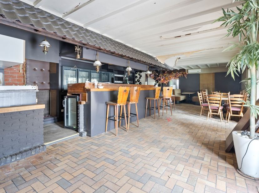 Ruime woning met handelspand te koop in De Panne, dit pand biedt tal van mogelijkheden voor zowel handel met woonst of enkel woonst. Grote troeven zij