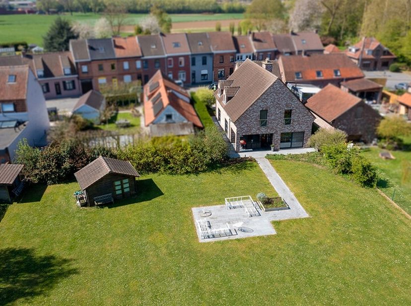 Villa de 2006 idéalement située à Dottignies, érigée sur un terrain de 3296m2. &lt;br /&gt;
Au rez-de-chaussée, le hall d&#039;entrée vous emmènera vers une pièc