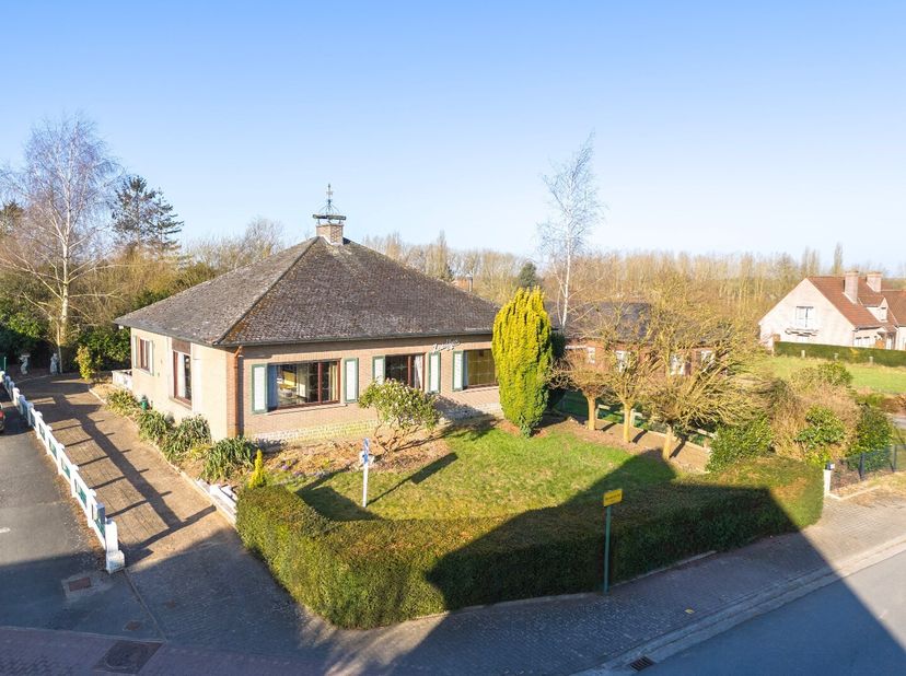 Deze solide woning op een perceel grond van 1.983 m² is centraal gelegen te Scheldewindeke, op de grens met Balegem en dichtbij de E40 te Wetteren. De